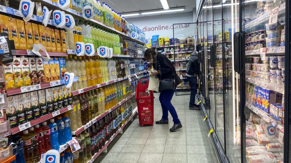 Argentina registra maior inflação no acumulado do ano desde 1991 Supermercado em Buenos Aires: preços ao consumidor acumularam alta de 29,3% de janeiro a maio deste ano