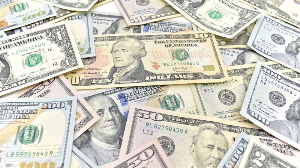 Dólar bate novo recorde no mercado informal argentino A moeda americana encareceu oito pesos no mercado paralelo, para um novo recorde de 224 pesos por unidade.