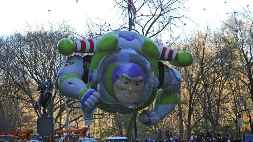 Beijo gay faz 14 países proibirem novo filme da Disney; China estuda medida Balão no formato do personagem Buzz Lightyear durante desfile de Ação de Graças em Nova York