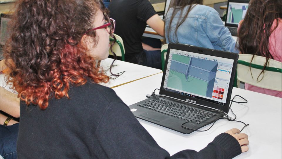 Os principais motivos são jornadas exaustivas de trabalho, filhos e a não-exigência de alguns cursos pelos empregadores