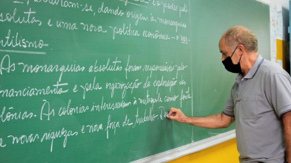STF analisará replicação do reajuste anual no piso nacional de professores para toda a carreira