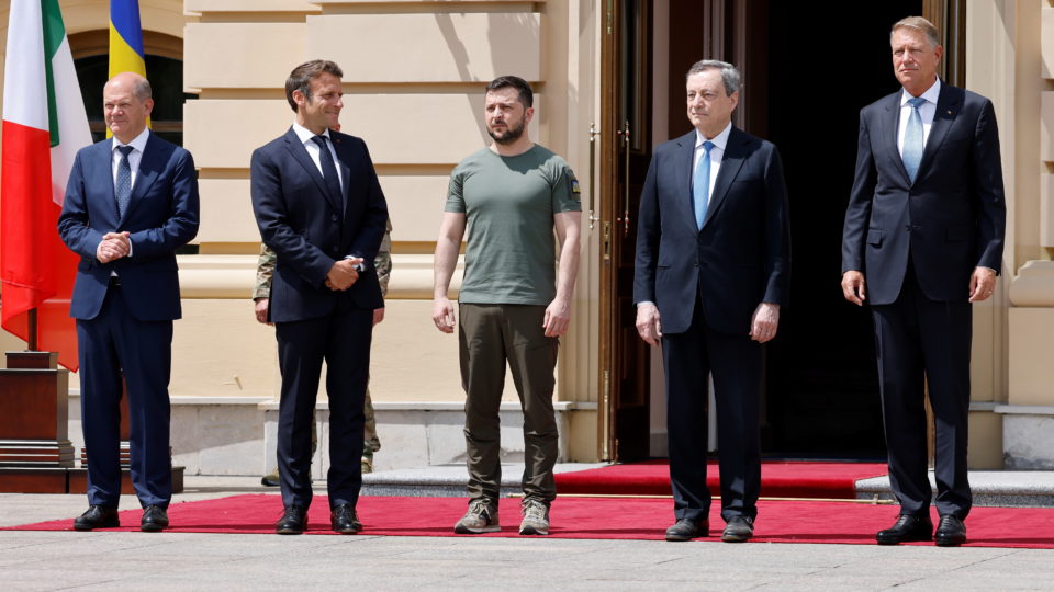 A comitiva da União Europeia se reuniu com o presidente Volodymyr Zelensky na manhã desta quinta-feira (16)