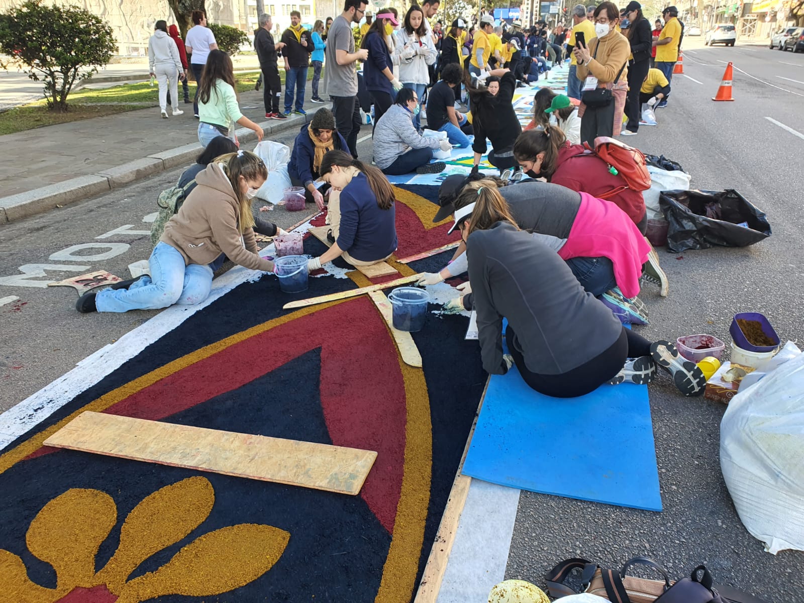A confecção começou às 7h e promete cerca de dois quilômetros de de desenhos e frases estampados nas ruas