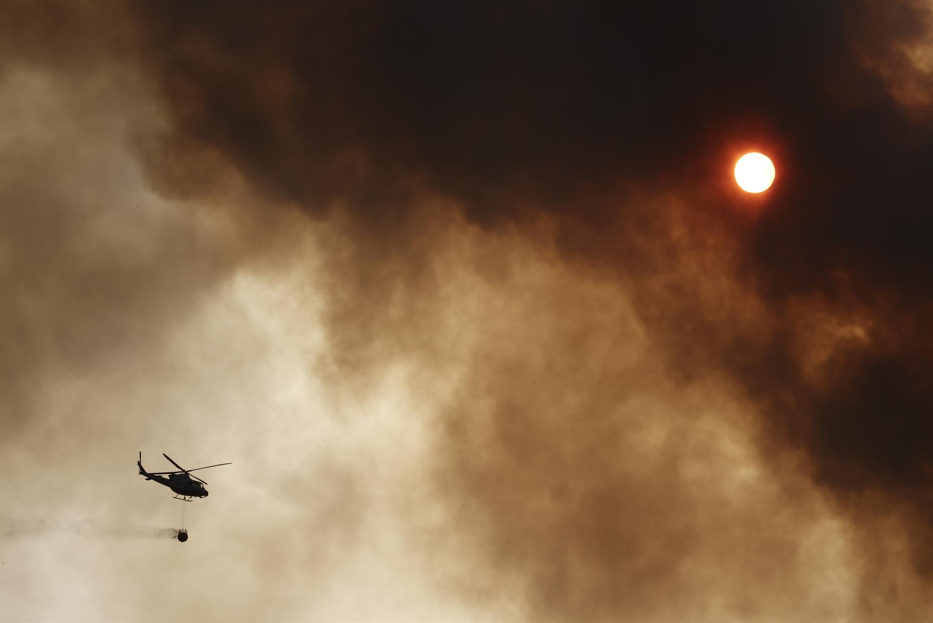Um dos incêndios atinge Navarra, no norte do país, onde as temperaturas extremas, o solo seco e o vento dificultam a ação dos bombeiros