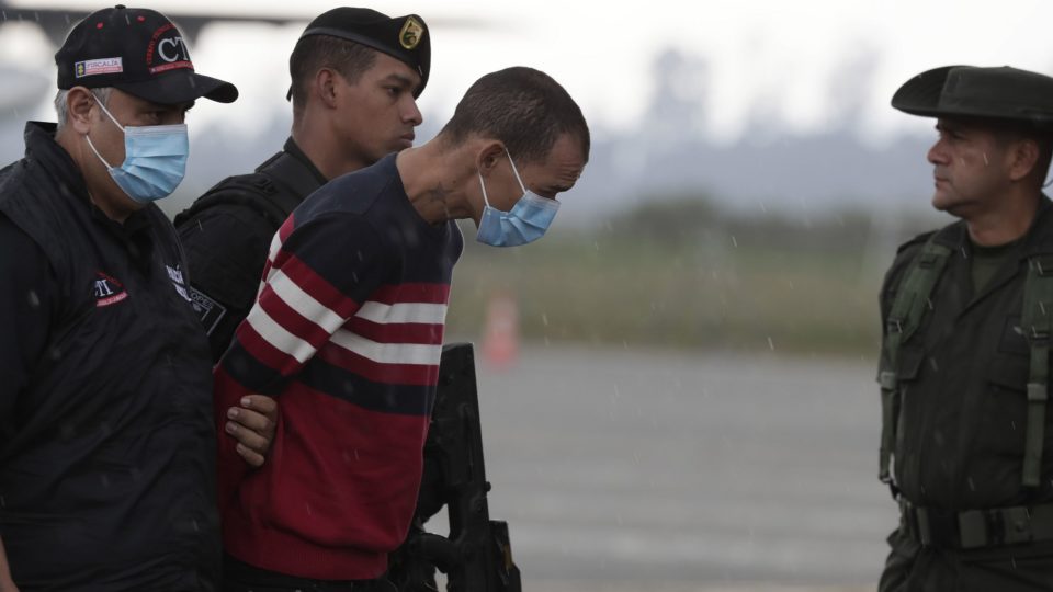 Acusados de matar procurador paraguaio são condenados Wendre Carrillo, um dos acusados da morte de Marcelo Pecci, é levado pela polícia colombiana até Bogotá após sua prisão, em 8 de junho.