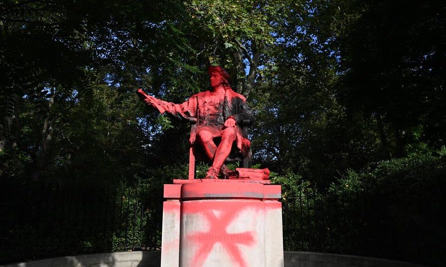 Estátua de Cristóvão Colombo vandalizada com tinta vermelha em Londres