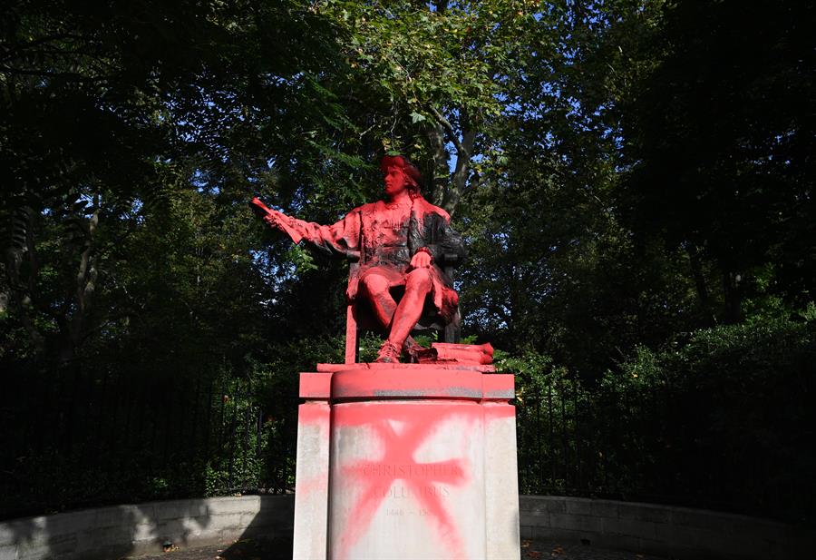 Estátua de Cristóvão Colombo vandalizada com tinta vermelha em Londres
