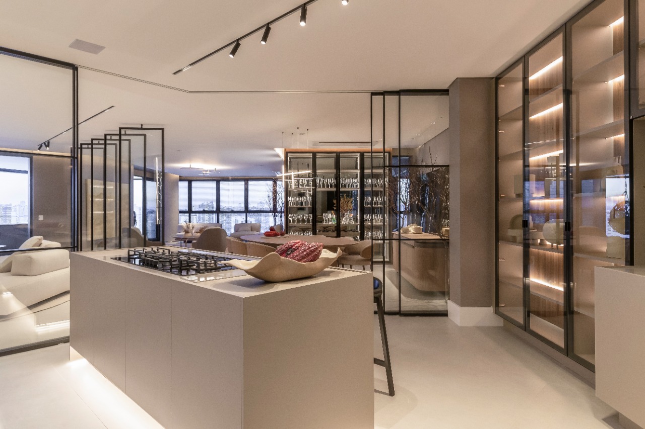 A tendência de cozinhas abertas e integradas ao restante da sala faz cada vez mais parte dos novos projetos de apartamentos.