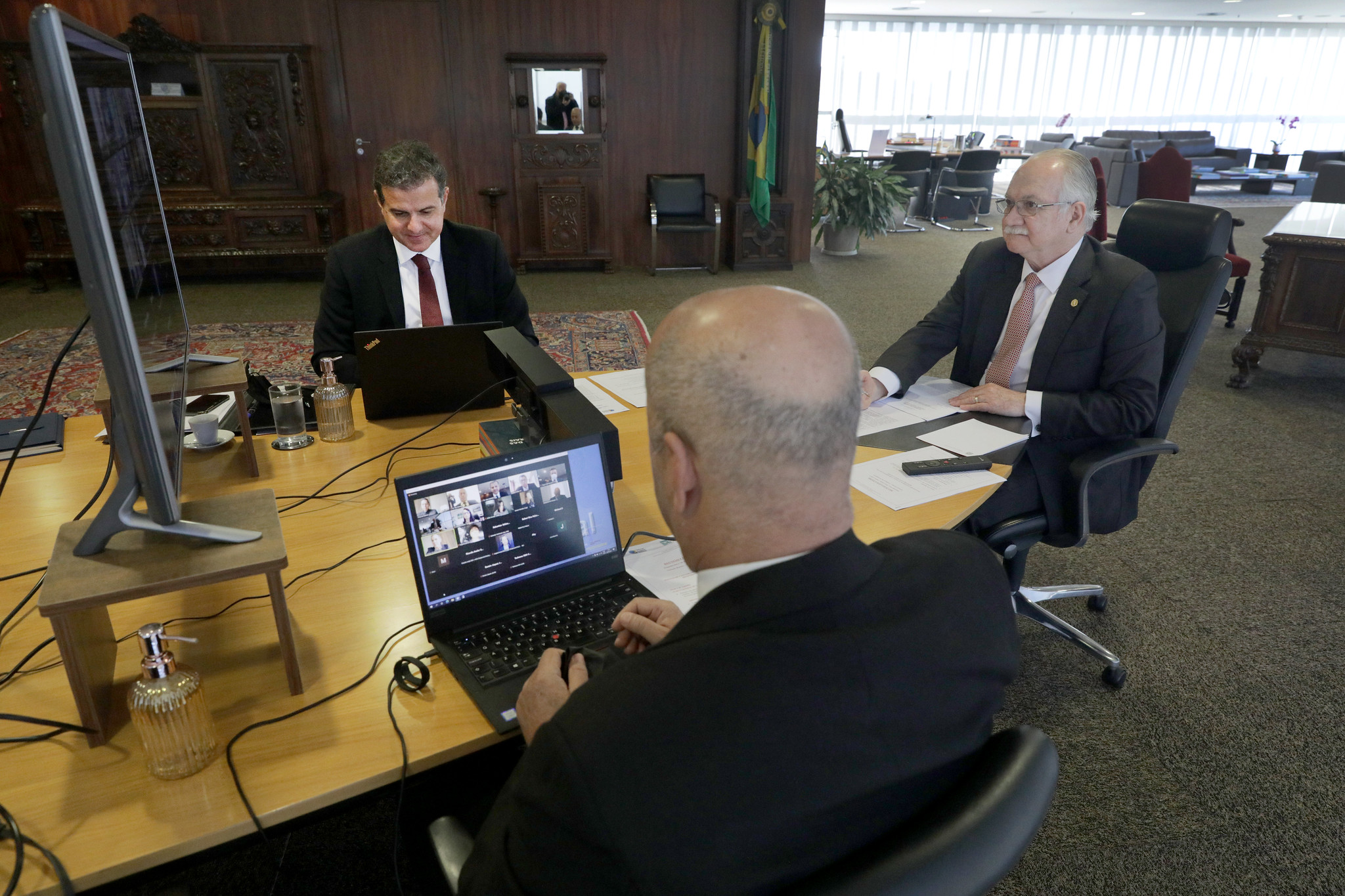 O presidente do TSE, Edson Fachin (à direita), durante reunião por videoconferência nesta segunda com observadores eleitorais estrangeiros