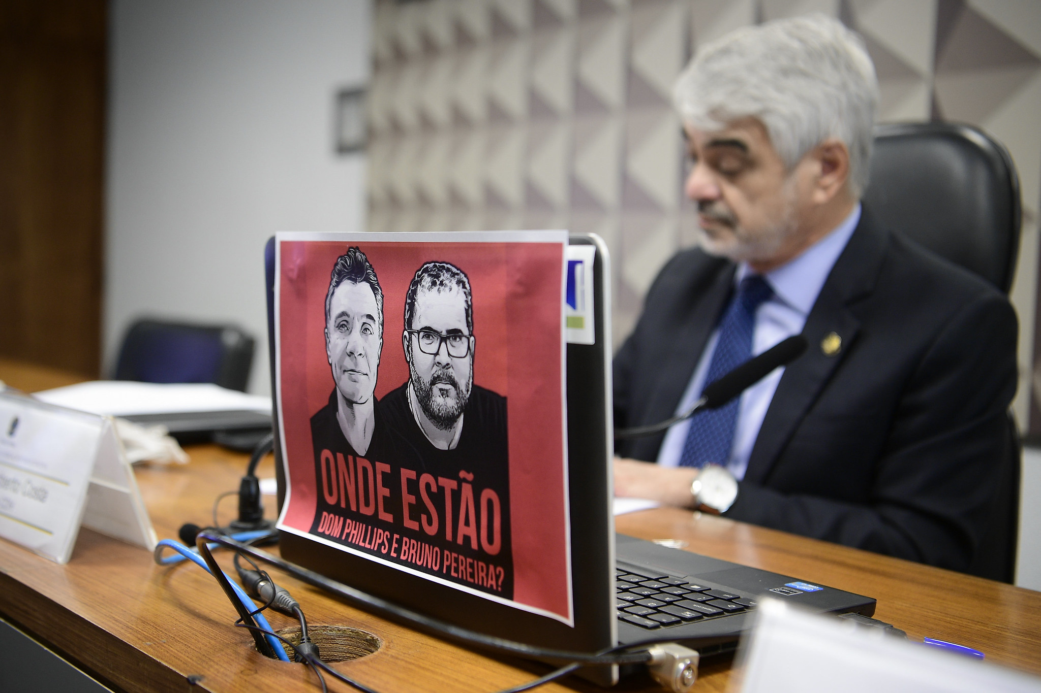 Senador Humberto Costa (PT-PE) exibe cartaz com fotos de Bruno e Dom durante audiência no Senado: politização dos assassinatos.