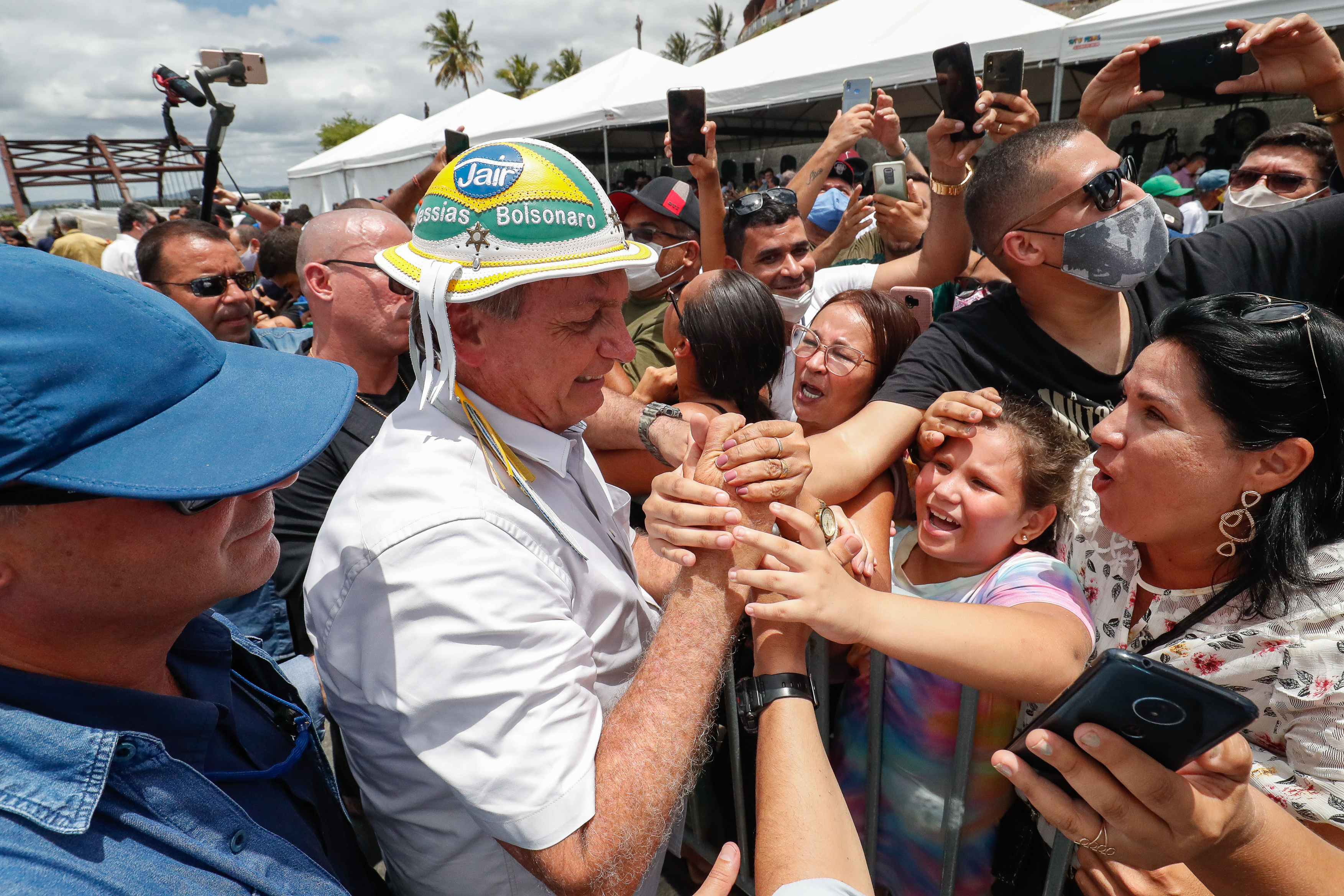 Bolsonaro cumprimenta apoiadores em viagem a Alagoas em 2021: campanha presidencial quer reduzir margem para Lula na região Nordeste