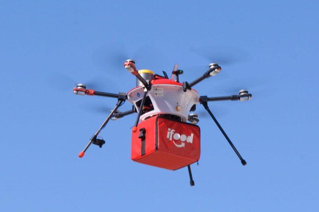 O iFood é o único serviço de delivery de comida autorizado a operar com drone no Brasil.