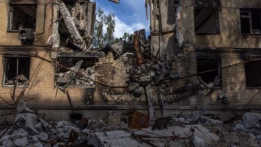 Kiev determina toque de recolher até 3 de julho Edifício residencial destruído após ataque russo, em Hostomel, no noroeste de Kiev, Ucrânia