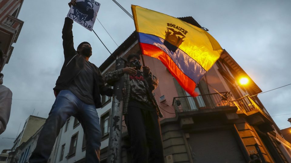 Manifestantes agitam bandeira equatoriana durante protestos contra o governo de Guillermo Lasso, em Quito, no dia 17 de junho