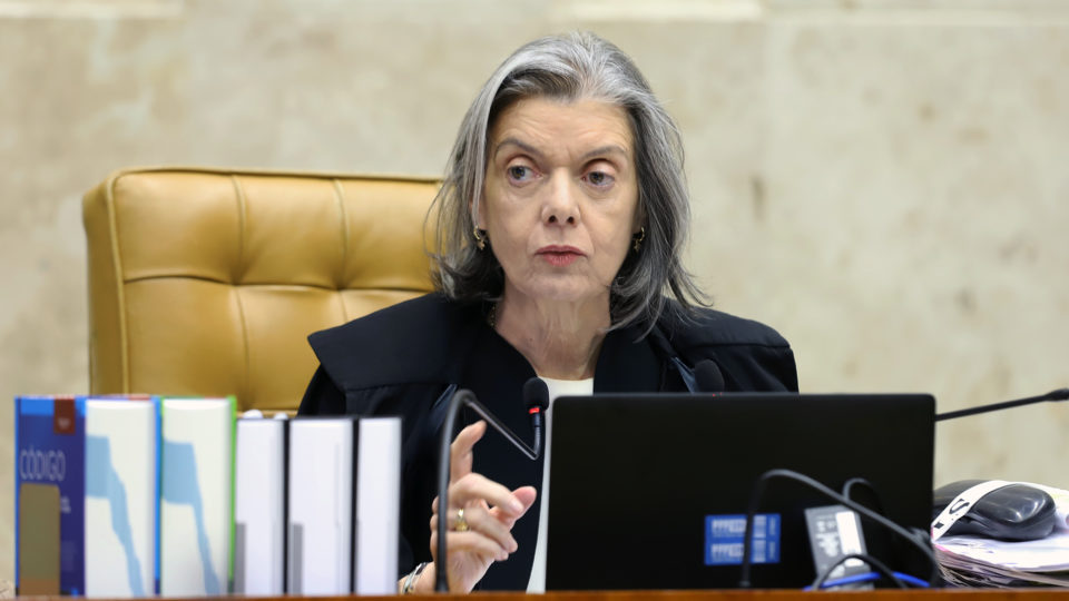 Cármen Lúcia pede manifestação da PGR sobre instauração de investigação contra Bolsonaro