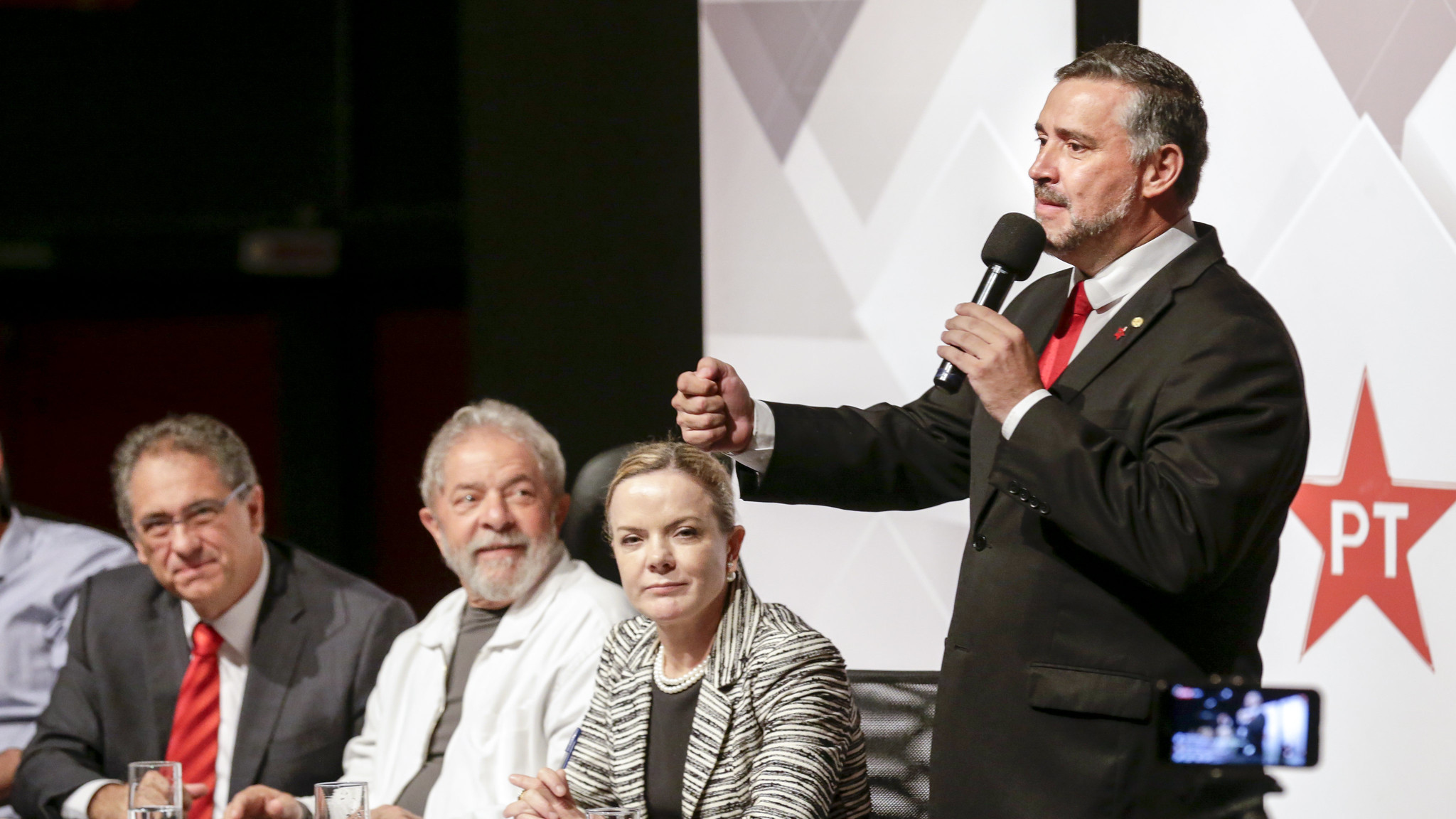 Ex-presidente Lula e a bancada do PT no Congresso ainda vão discutir como se posicionar sobre o aumento de Bolsonaro no Auxílio Brasil.