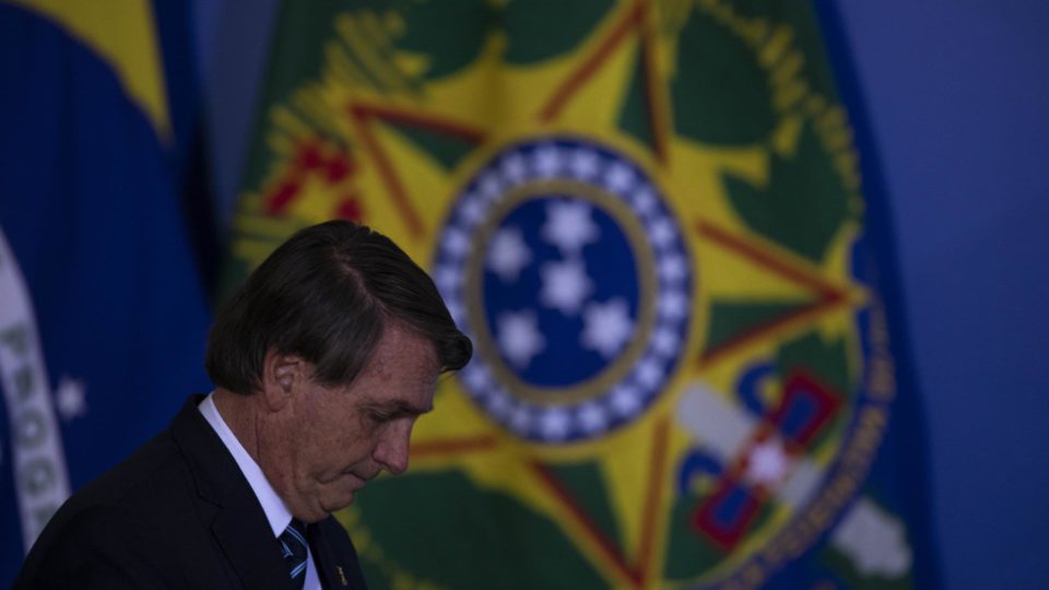 Bolsonaro cabeça baixa