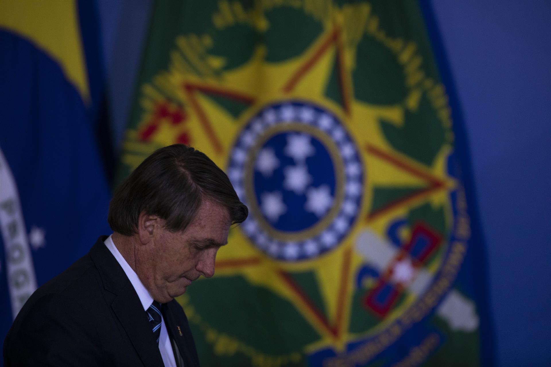 Bolsonaro cabeça baixa