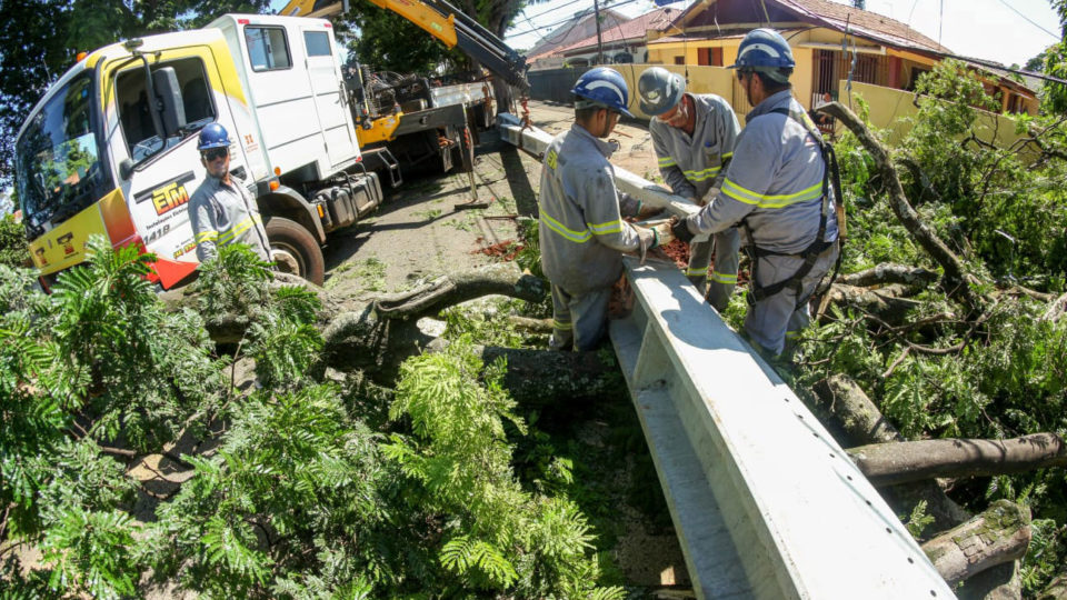 Temporais são a principal causa de quedas de energia no Paraná.