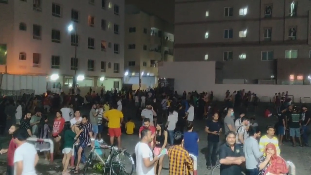 Na redes sociais, moradores de Dubai, nos Emirados Árabes, postaram vídeos de pessoas nas ruas, após sentirem o impacto do terremoto na madrugada
