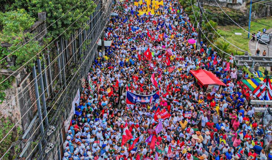 Militantes participam de ato com Lula em Salvador