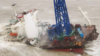 Tempestade provoca naufrágio de embarcação em Hong Kong; 27 estão desaparecidos Foto disponibilizada pelo Government Flying Service (GFS) de Hong Kong mostra embarcação à deriva depois de ser partida ao meio.