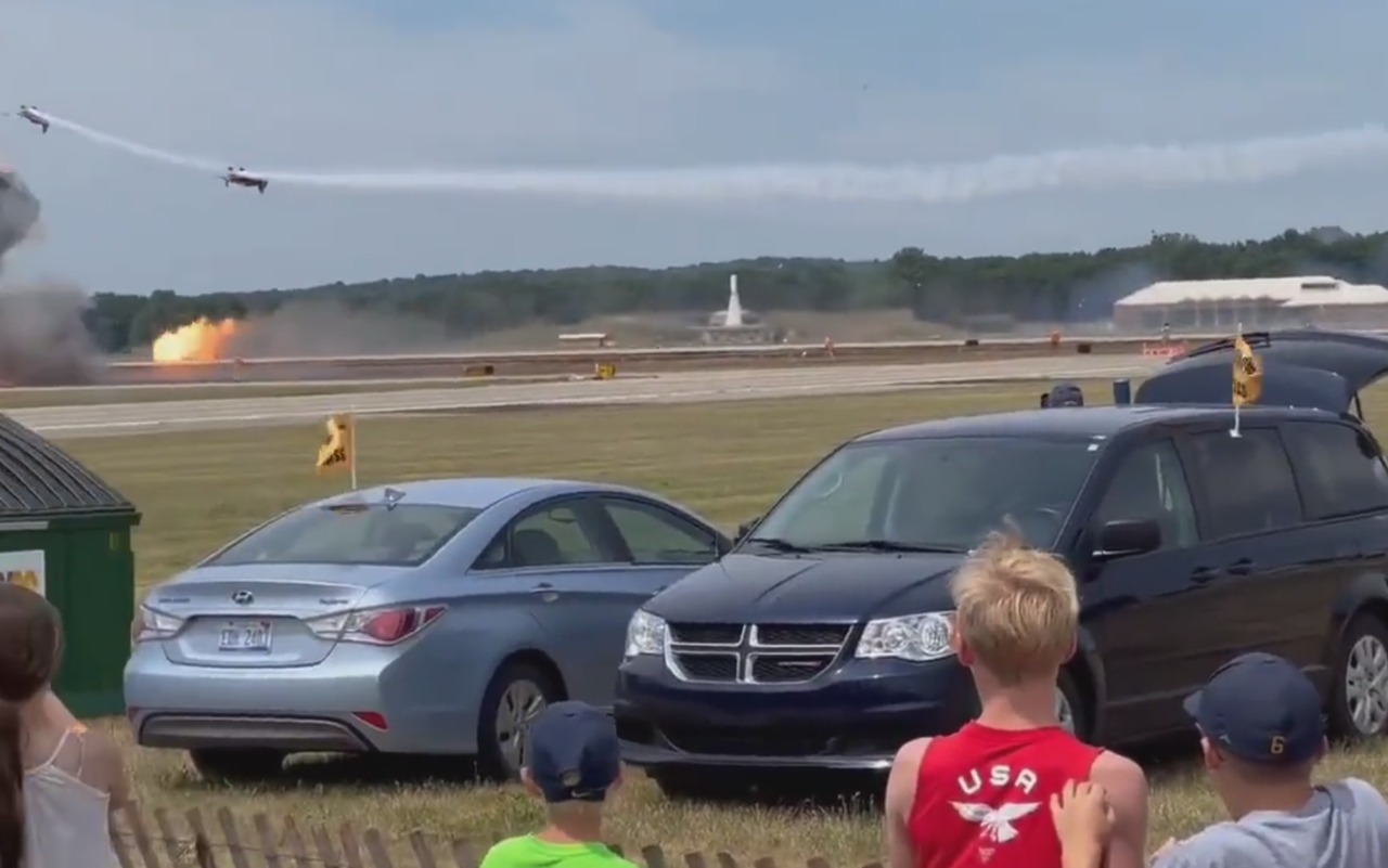 Vídeos na internet mostram o momento da explosão do caminhão a jato: organização alega tratar-se de pirotecnia programada