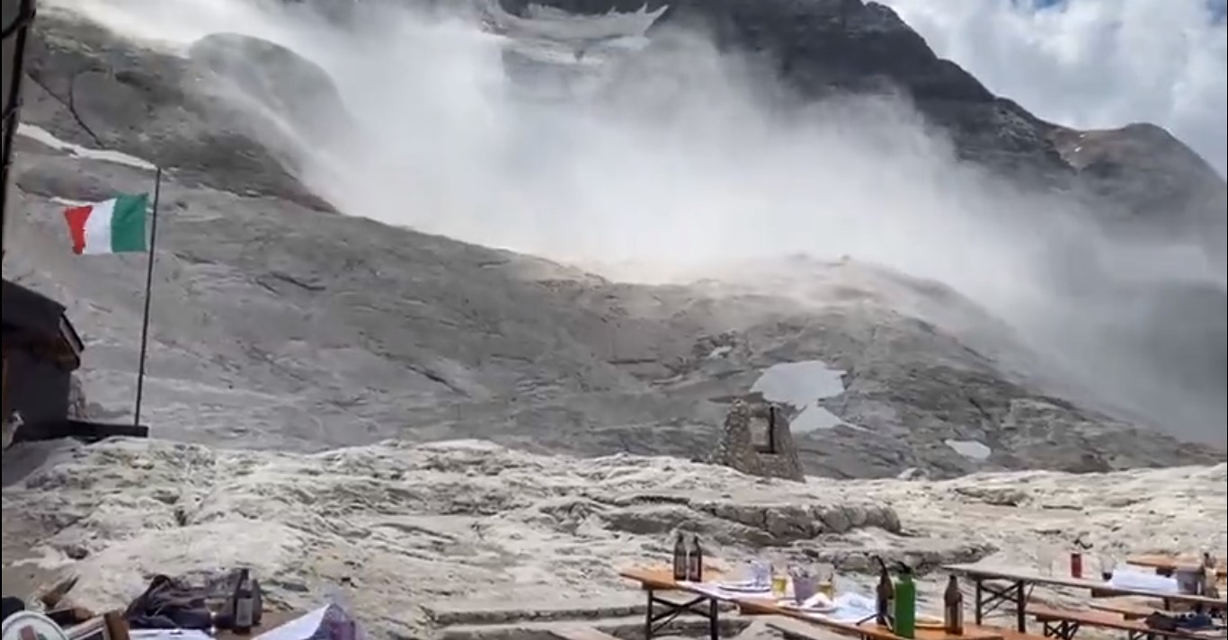 Segundo depoimentos, o pedaço de geleira partiu em dois pontos e gerou um deslizamento de quase 300 metros de largura que devastou tudo em seu caminho