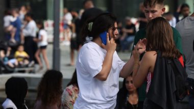 Tiroteio é registrado em shopping da Dinamarca: um suspeito foi preso Pessoas se reúnem em frente ao shopping Fields, durante a evacuação pela polícia armada em Copenhague