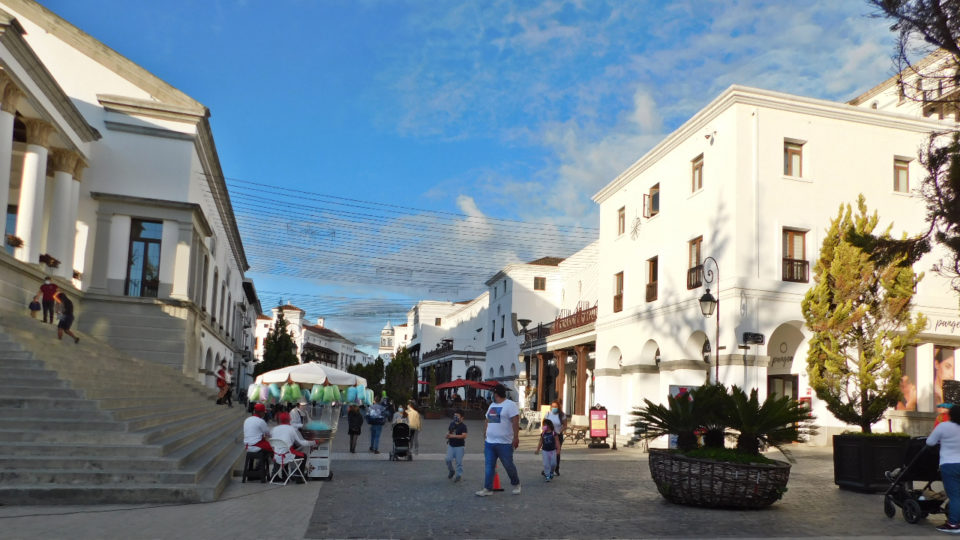 Ciudade Cayalá, na Guatemala: algumas ruas fechadas ao trânsito, calçamento de pedra e prédios brancos que evocam ao estilo colonial espanhol