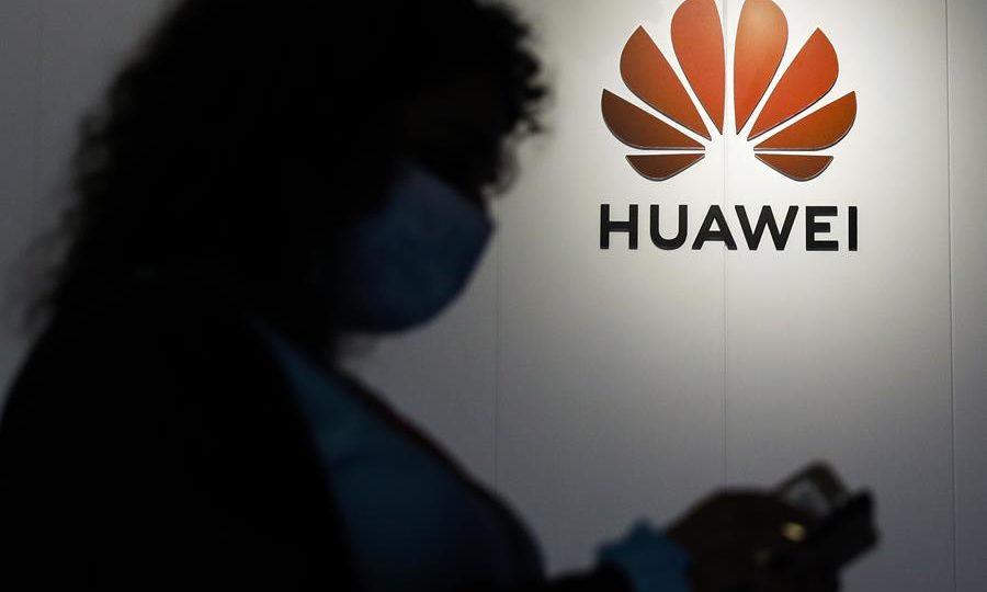 Uma mulher usando smartphone no Huawei Customer Experience Center, onde os dispositivos de tecnologia 5G foram exibidos em Kuala Lumpur, Malásia, em 11 de janeiro de 2022
