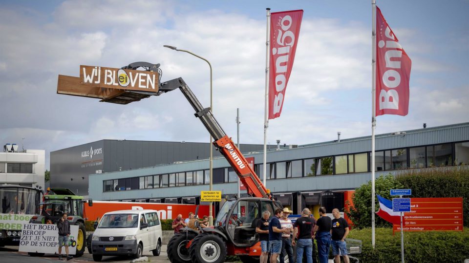 Agricultores bloqueiam a entrada do centro de distribuição de uma rede de supermercados em Nijkerk,Holanda