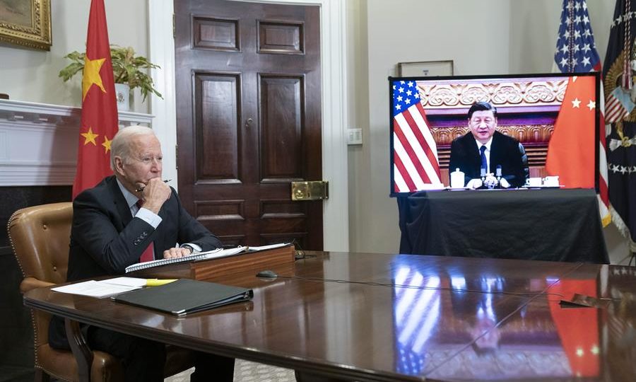 O presidente dos EUA, Joe Biden, durante uma cúpula virtual com o ditador chinês, Xi Jinping, na Sala Roosevelt da Casa Branca, em Washington DC, EUA, 15 de novembro de 2021.