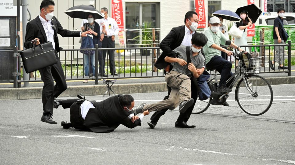 O autor dos disparos, Tetsuya Yamagami, preso em seguida, foi descrito em postagens como “herói antijaponês”