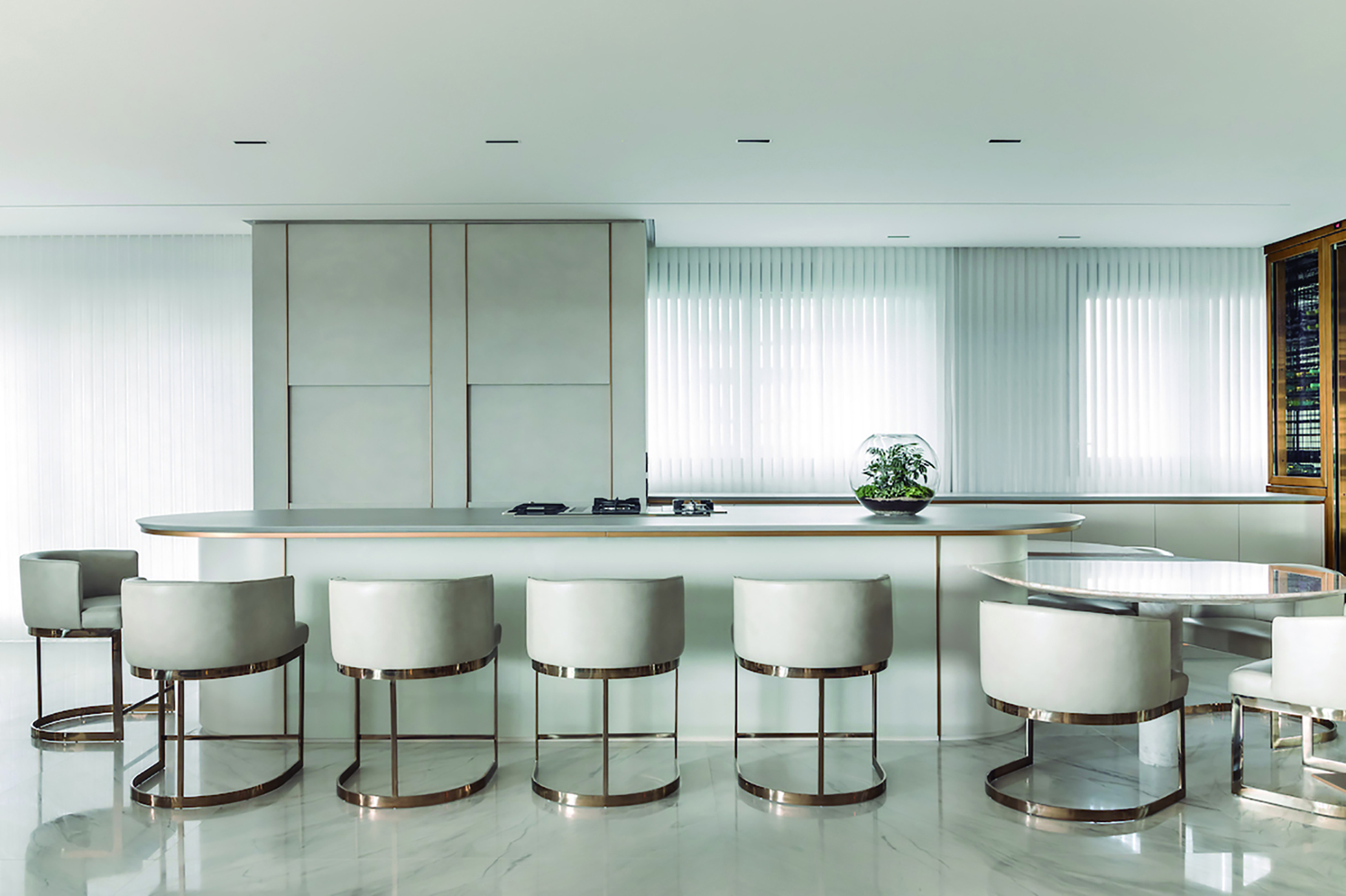 Na cozinha invisível, tudo fica guardado dentro dos armários, também camuflados no ambiente.