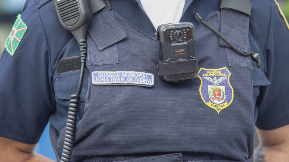 Curitiba vai receber body cams para serem usadas nos uniformes da Guarda Municipal.