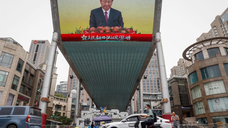 Ditador chinês Xi Jinping durante cerimônia de posse do novo governador de Hong Kong, John Lee, em Pequim, em 1º de julho