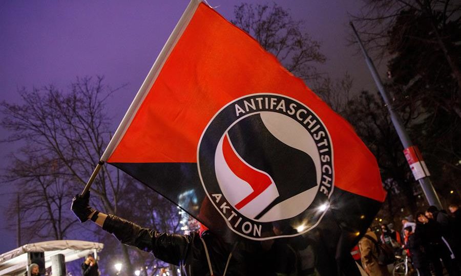 Bandeira do movimento antifa em Viena, Áustria, 2020.