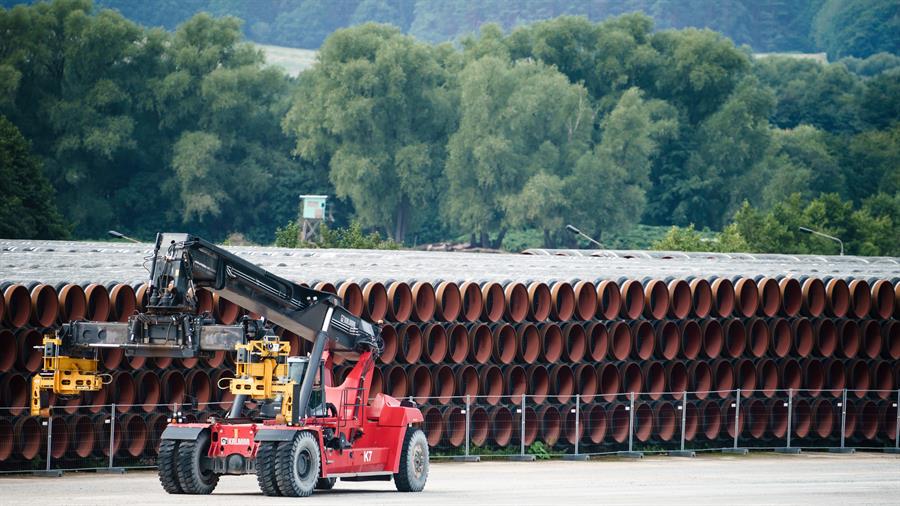 Tubulação do gasoduto Nord Stream 2 empilhada em um porto alemão em 2020