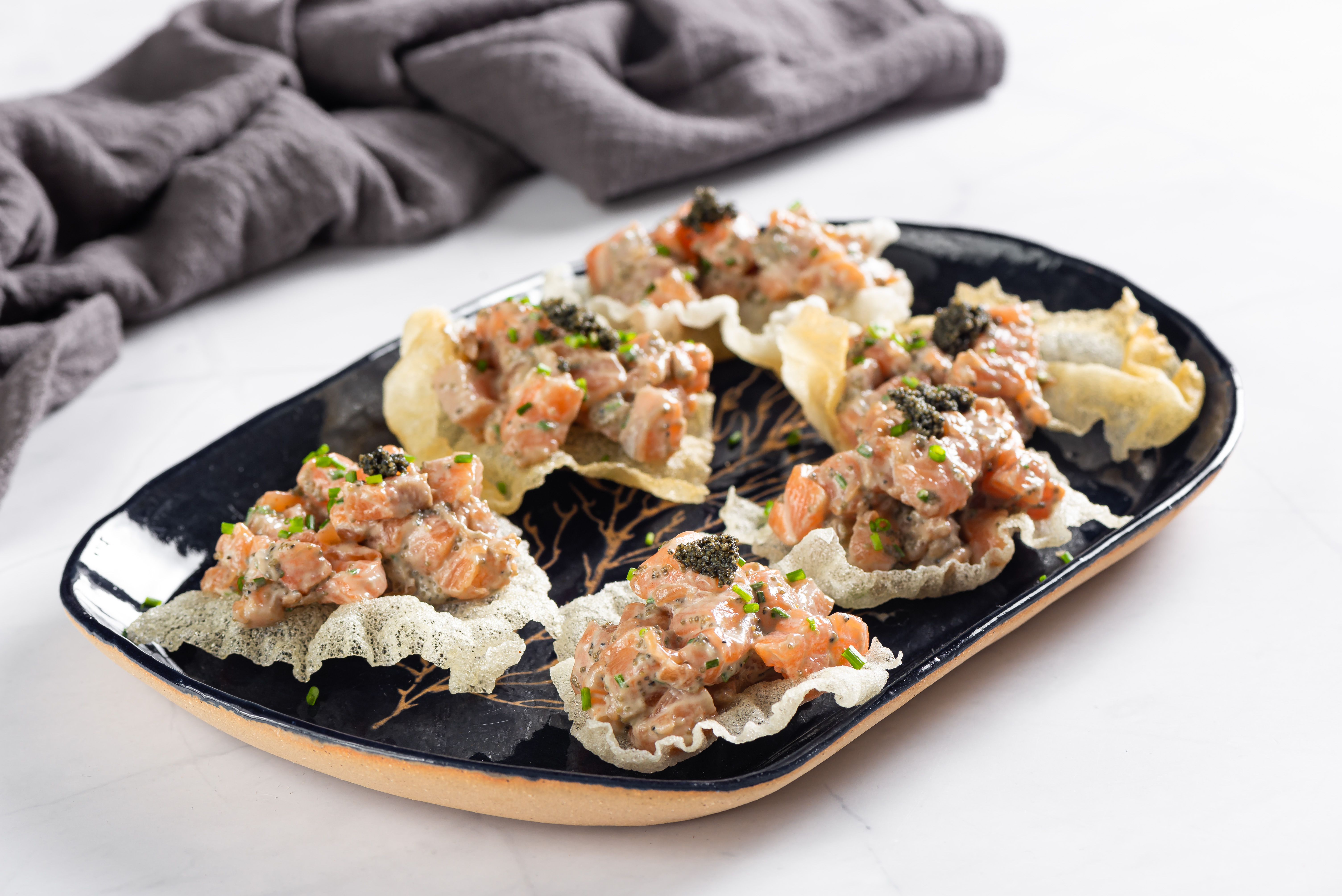 Chips de harumaki com tartare de salmão e ovas de capelin. Mais simples de fazer, impossível, apesar de ser sofisticado.  A louça é da @1832amo_ceramica.