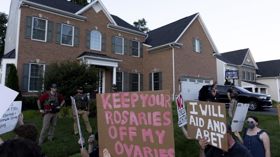Ativistas pró-aborto protestam do lado de fora da casa da juíza da Suprema Corte Amy Coney Barrett, em Falls Church, Virgínia, EUA, 30 de junho de 2022.