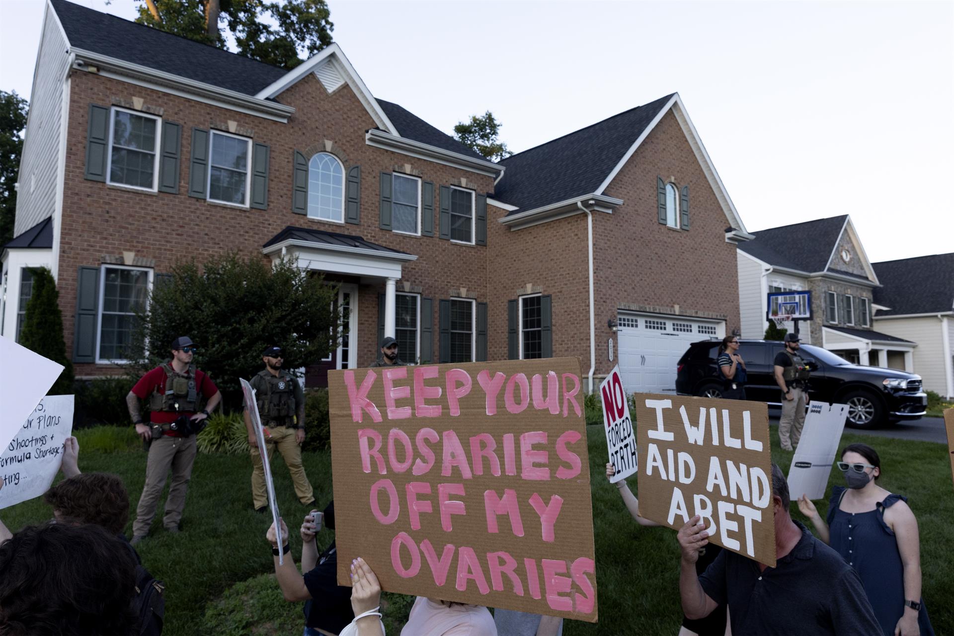Ativistas pró-aborto protestam do lado de fora da casa da juíza da Suprema Corte Amy Coney Barrett, em Falls Church, Virgínia, EUA, 30 de junho de 2022.