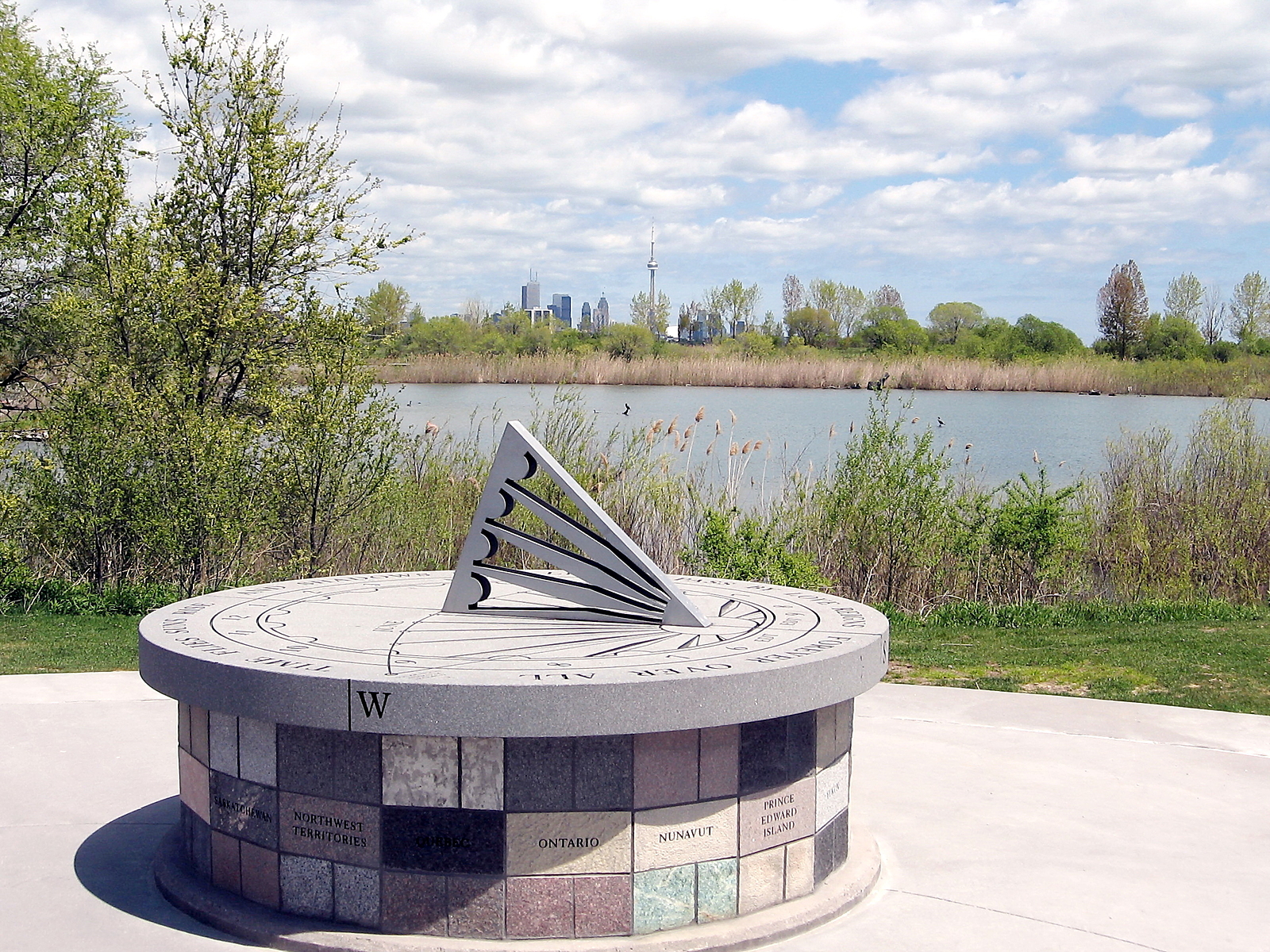Memorial em Toronto, à margem do lago Ontário, para as vítimas do atentado contra o avião da Air India, em 1985, que matou 329 pessoas