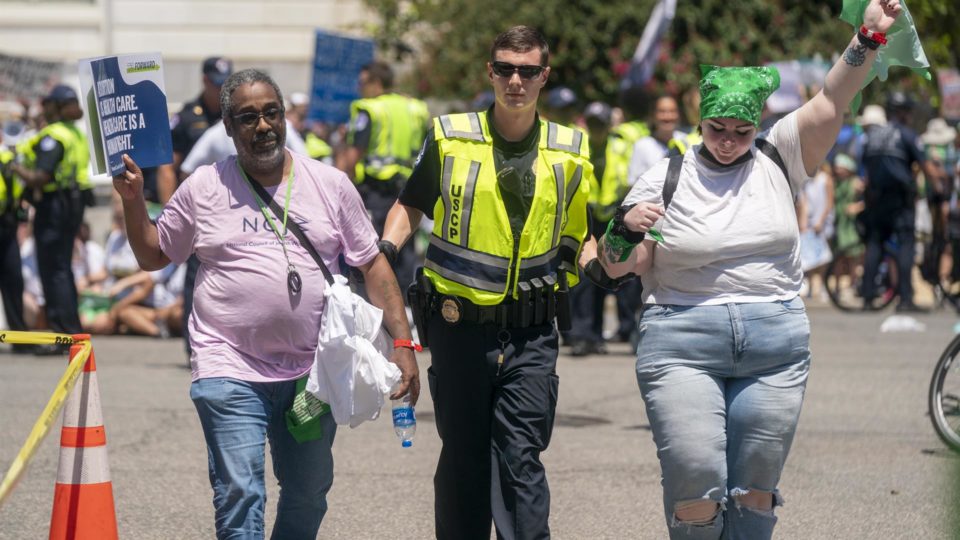 Polícia prende ativistas abortistas por bloquear um cruzamento enquanto protestavam perto da Suprema Corte em Washington, DC, EUA, 30 de junho de 2022.