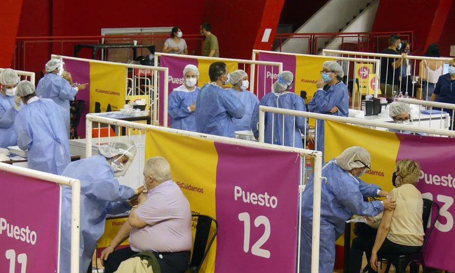 Argentinos são vacinados com a Sputnik-V em Buenos Aires.