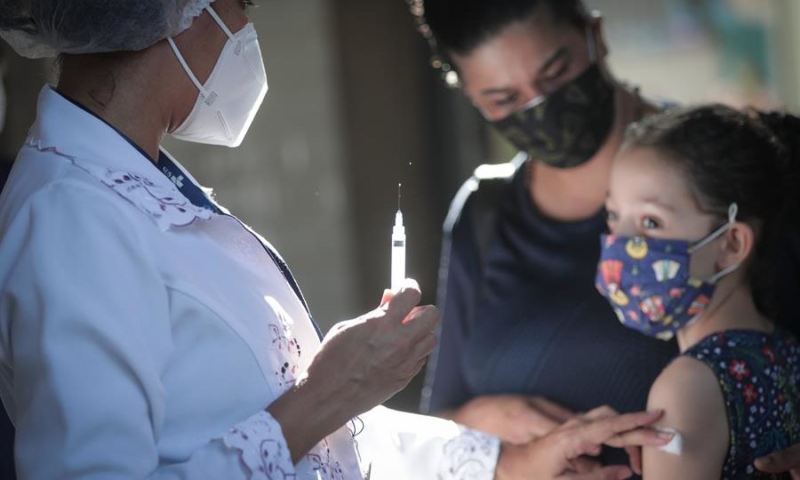 Menina recebe vacina para Covid no Rio