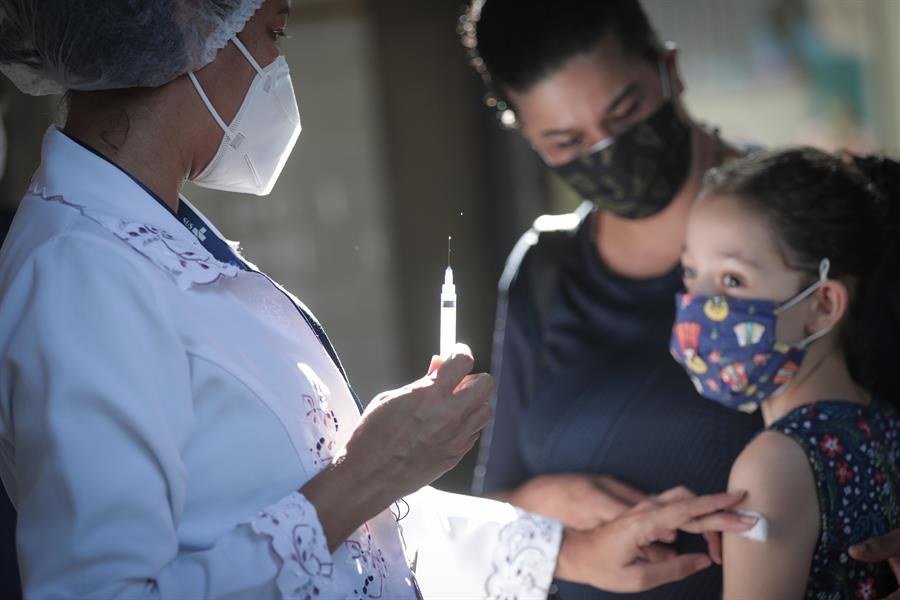 Menina recebe vacina para Covid no Rio