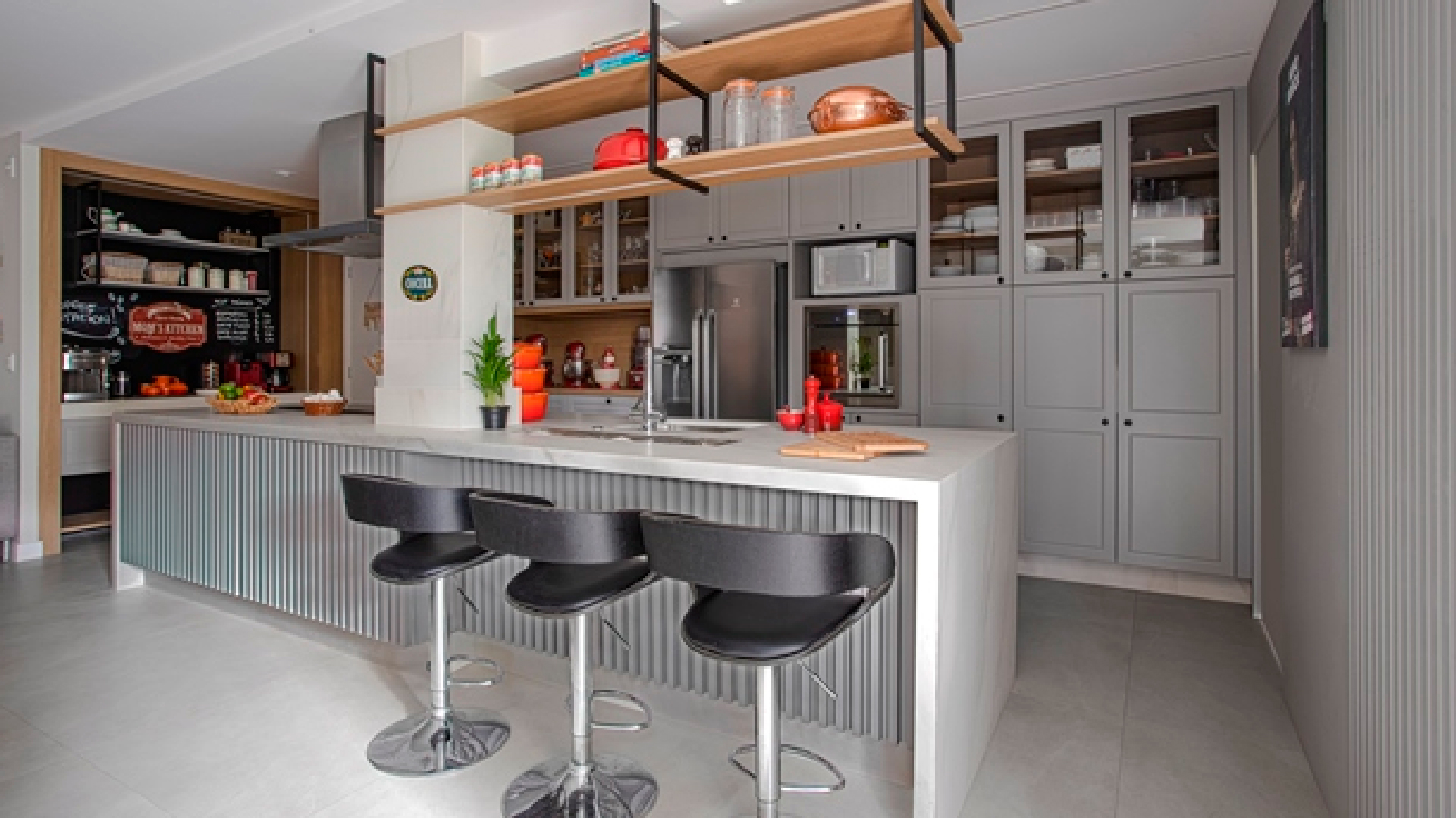 A cozinha do chef Vavo Krieck, com assinatura da arquiteta Carolina Portes e projeto executado sob medida pela Criare.