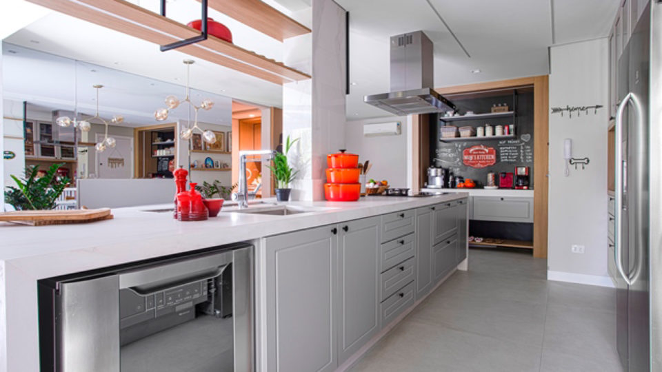 Para o projeto, arquiteta usou porcelanato especial, feito para a utilização mais intensa da cozinha e para trabalhos em altas temperaturas. 