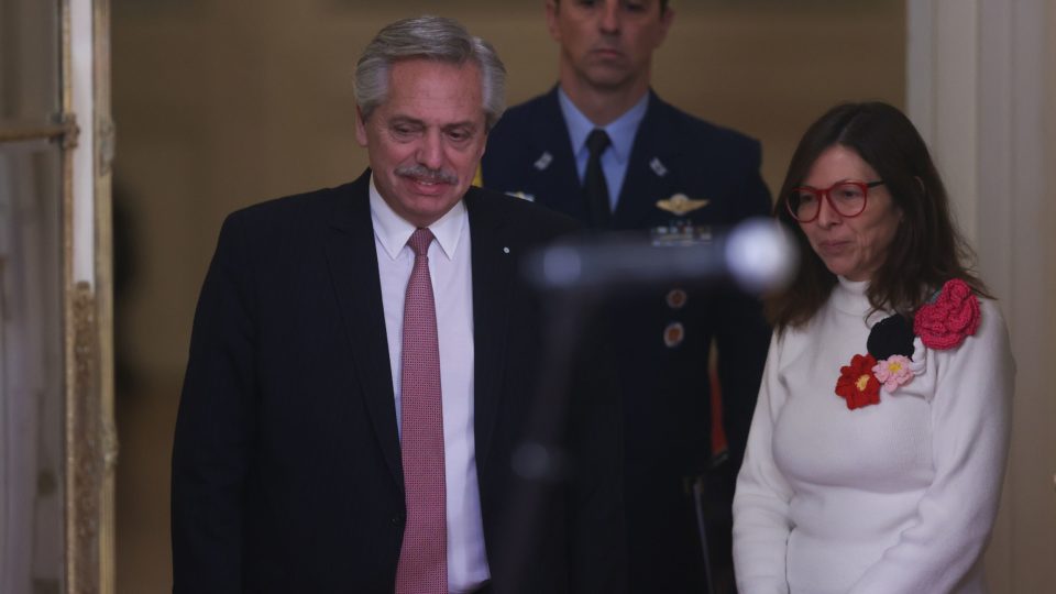 O presidente da Argentina, Alberto Fernández, e a ministra da Economia, Silvina Batakis, na cerimônia de posse da ministra, em 4 de julho de 2022.